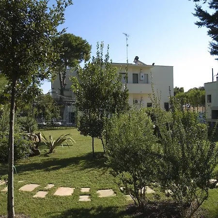 住宿加早餐酒店 Neptunia Fronte Mare 托雷斯佩基亚鲁杰里