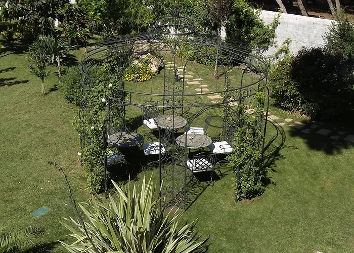 住宿加早餐酒店 Neptunia Fronte Mare 托雷斯佩基亚鲁杰里